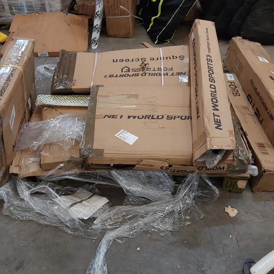 PALLET OF ASSORTED SPORTING PARTS TO INCLUDE PINPOINT DARTS STAND, AND FORTRESS SQUARE SCREEN ETC 