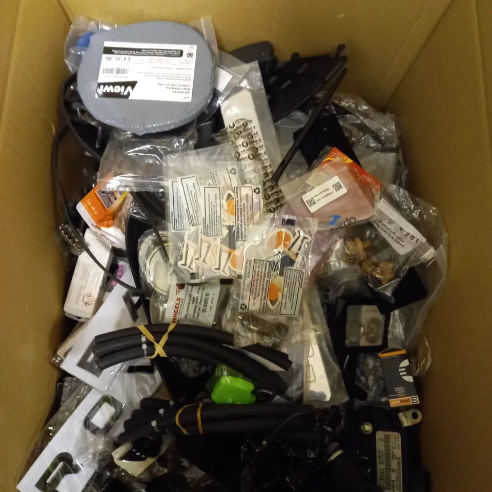 BOX OF ASSORTED ITEMS TO INCLUDE - SEAT BELT COVERS - MINI PUMP - LIGHT HOUSING / COLLECTION ONLY 