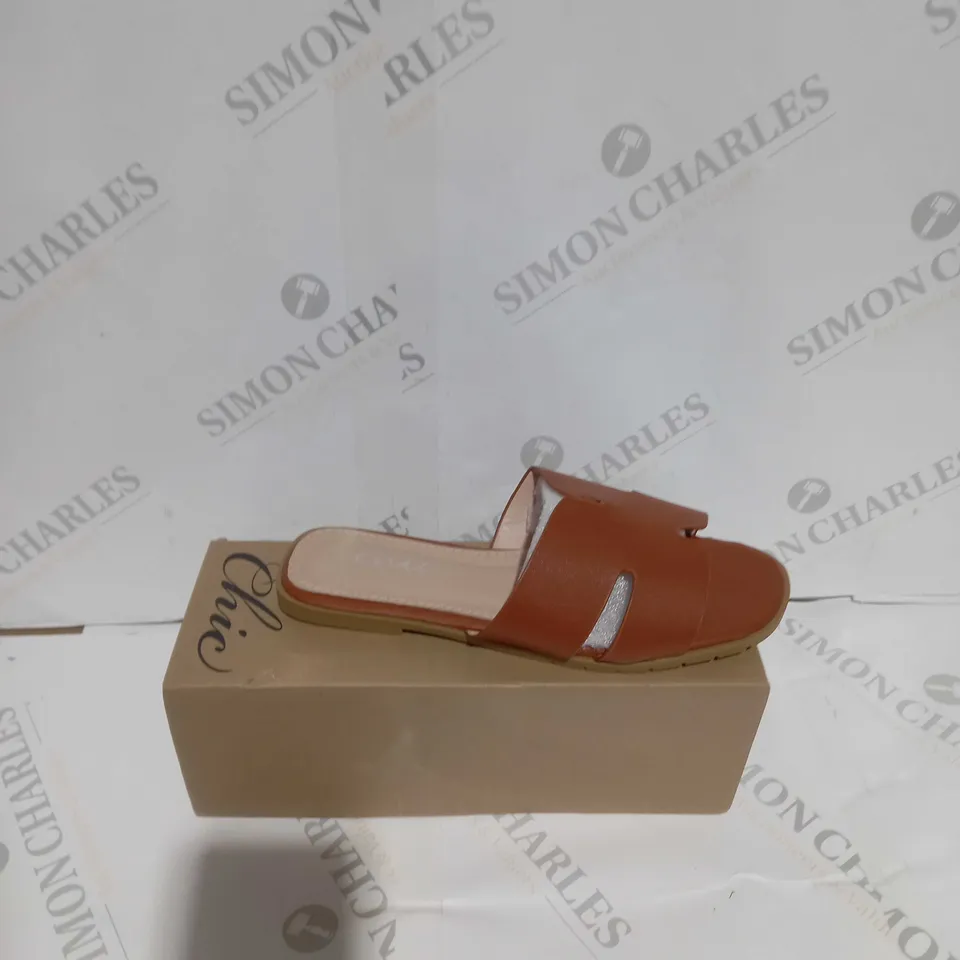 BOXED PAIR OF CHIC SIZE 5 TAN DEEP SANDALS