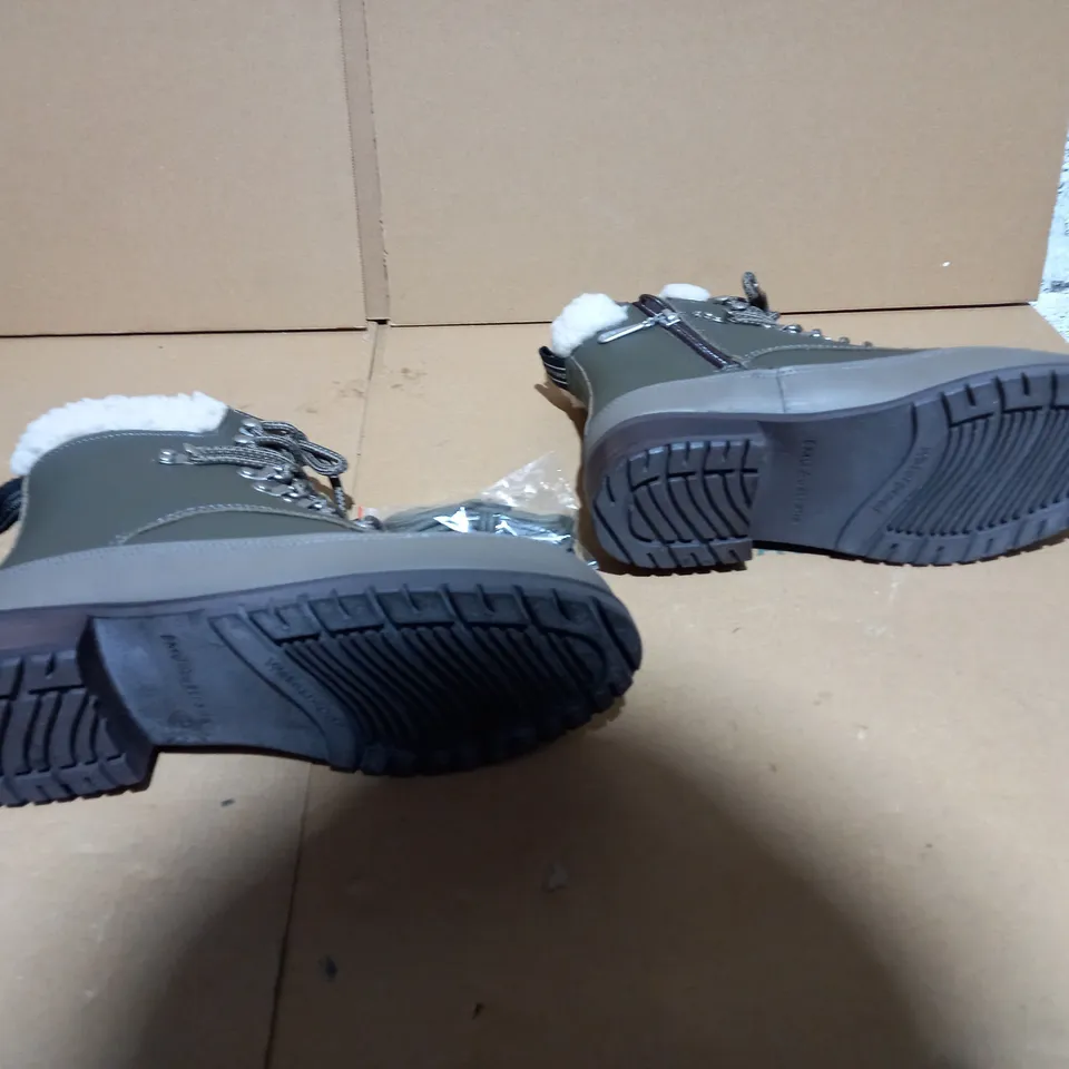 EMU AUSTRALIA OKAB DARK OLIVE BOOT SIZE 5 