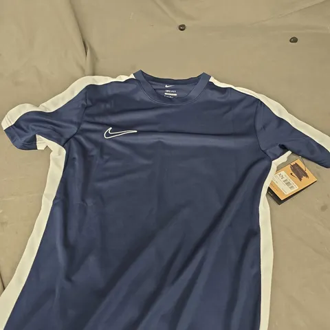 NIKE SLIM FIT TRAINING T-SHIRT - M