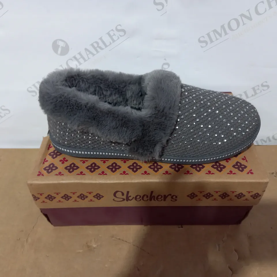 BOXED PAIR OF SKECHERS SLIPPERS- SIZE 4