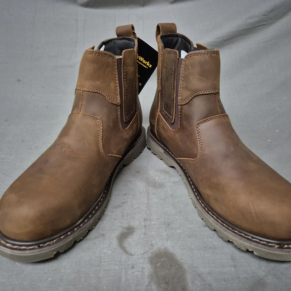 BOXED PAIR OF EARTH WORKS SAFETY ANKLE BOOTS IN BROWN SIZE 12