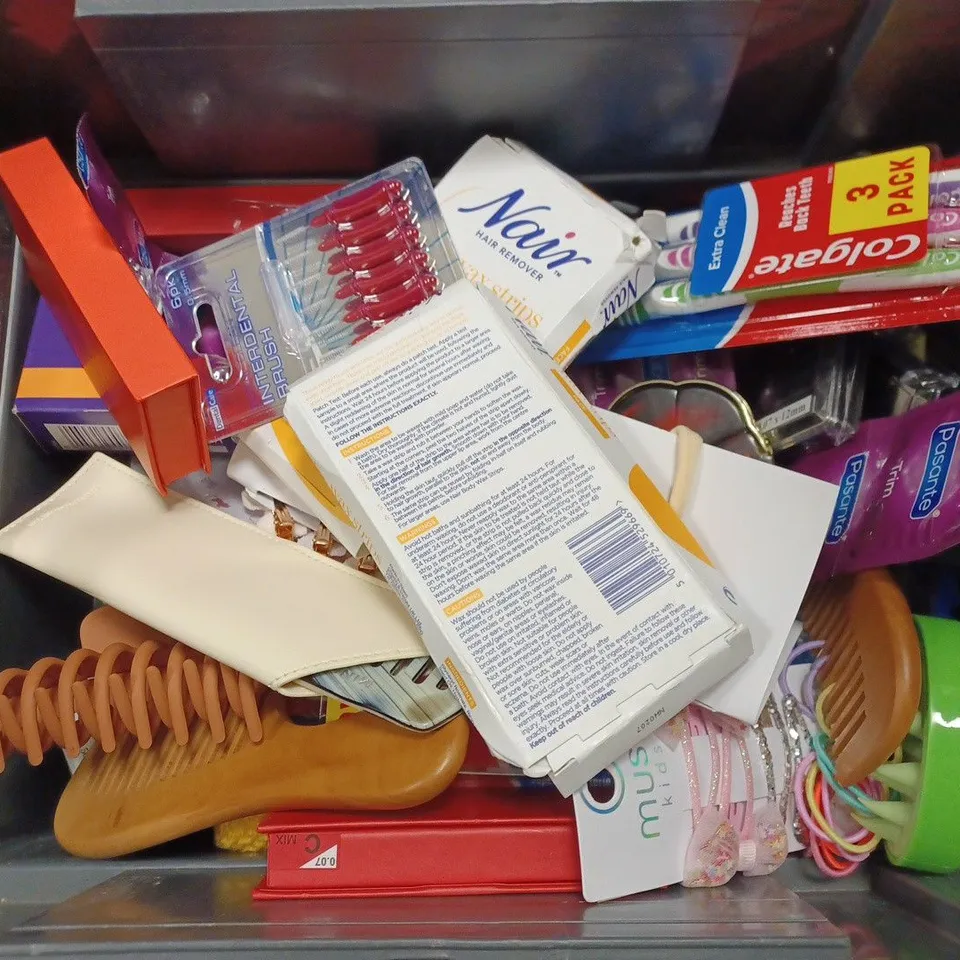 BOX OF APPROX 20 ASSORTED HEALTH AND BEAUTY ITEMS TO INCLUDE - E45 DRY SKIN CREAM - DETTOL 2 BARS OF SOAP - PHILIPS ONE BLADE ECT