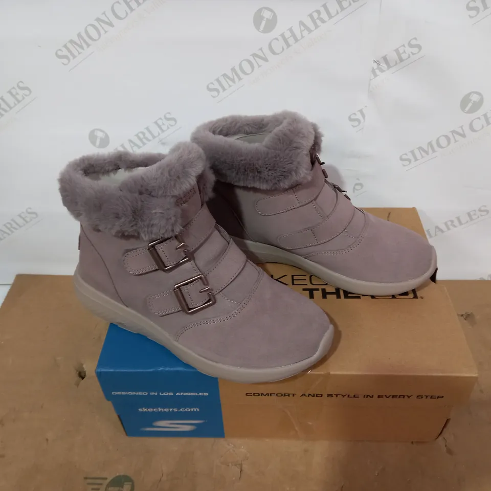 BOXED PAIR OF SKECHERS - SIZE 4.5