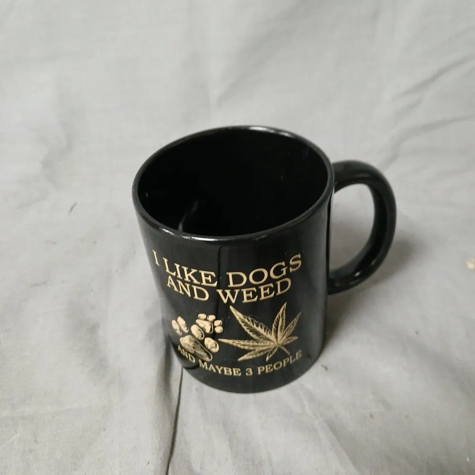BLACK CERAMIC MUG WITH GOLD SLOGAN 'I LIKE DOGS AND WEED'