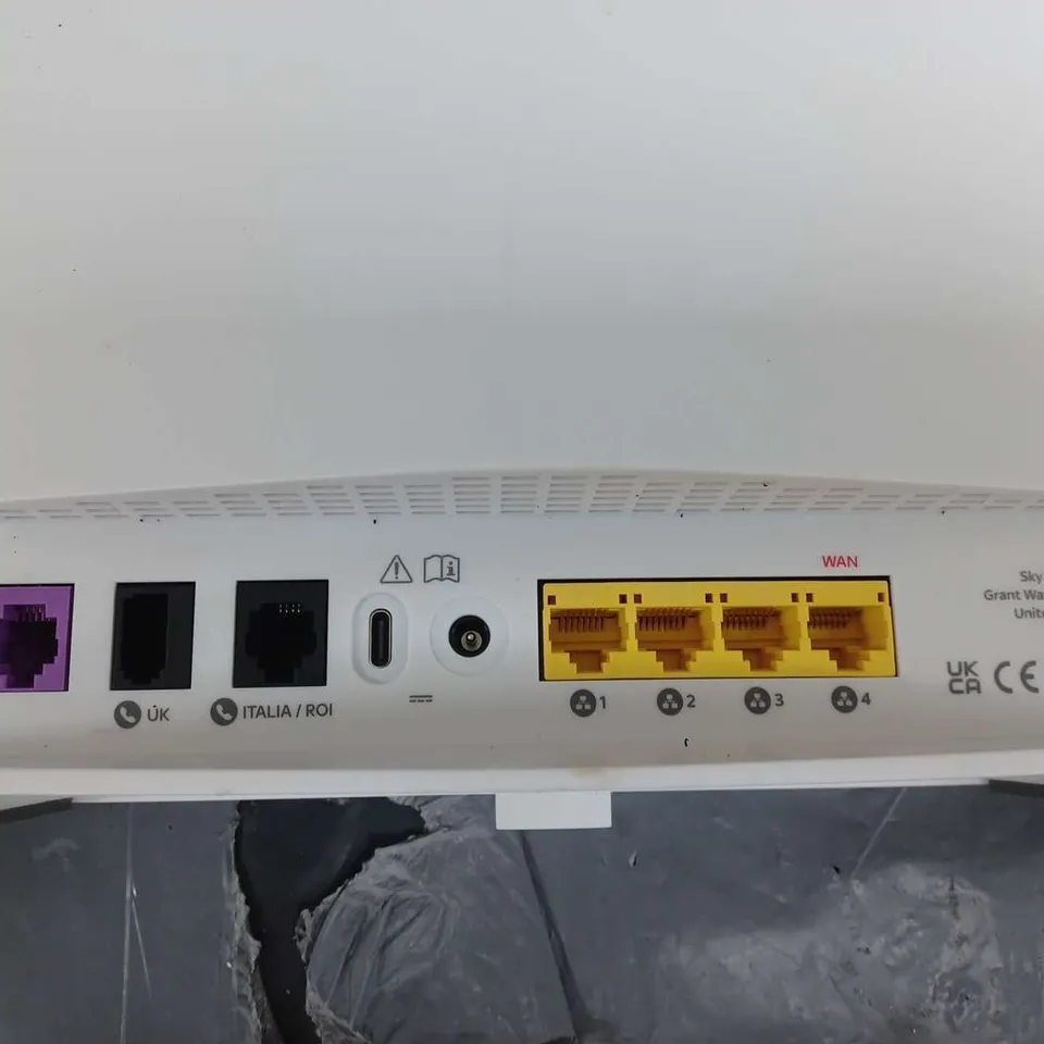 SKY BROADBAND HUB WITH POWER SUPPLY MODEL NUMBER SR213-02-UK-WHT