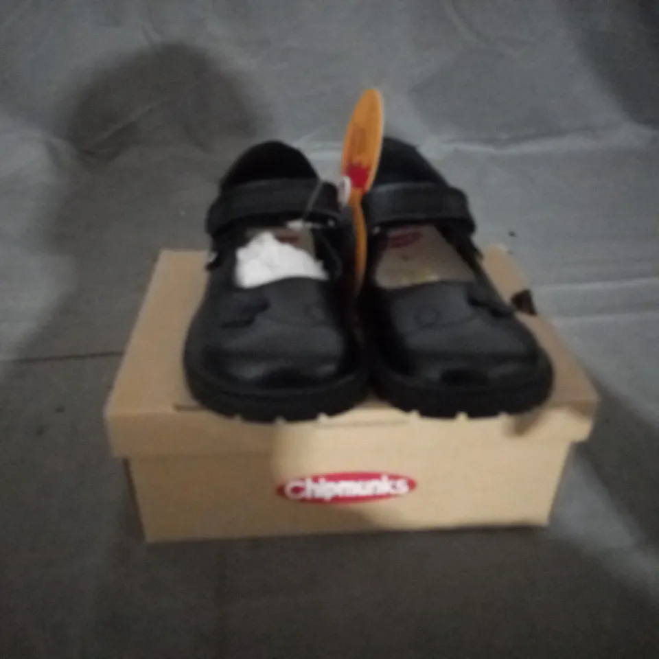 APPROXIMATELY 10 BOXED PAIR OF CHIPMUNKS KIDS PAIGE SHOES IN BLACK SIZE 7 