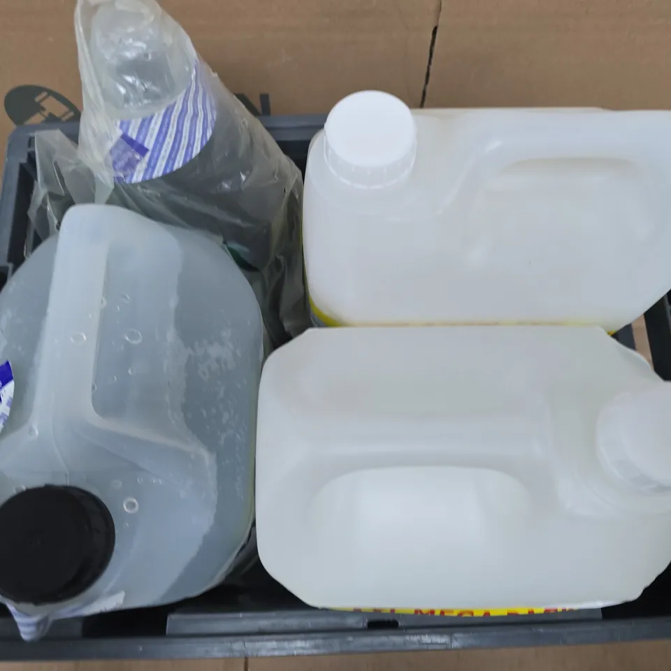 APPROXIMATELY 4 ASSORTED HOUSEHOLD LIQUID PRODUCTS TO INCLUDE COMFORT PURE, MINIML WHITE VINEGAR, PERSIL WONDER WASH, ETC