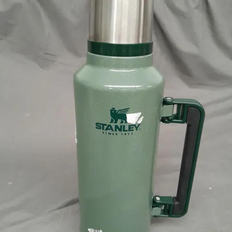 STANLEY LEGENDARY CLASSIC VACUUM FLASK 1.9L IN GREEN