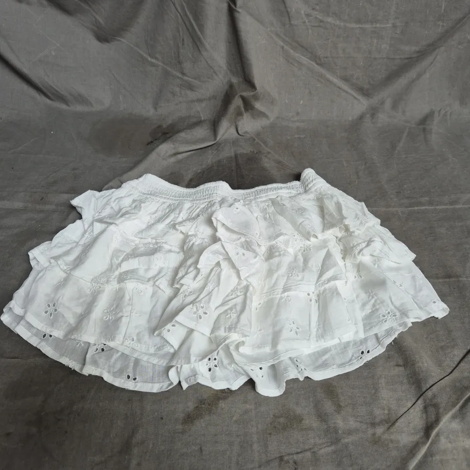 HOLLISTER RUFFLE MINI SKORT IN WHITE SIZE S