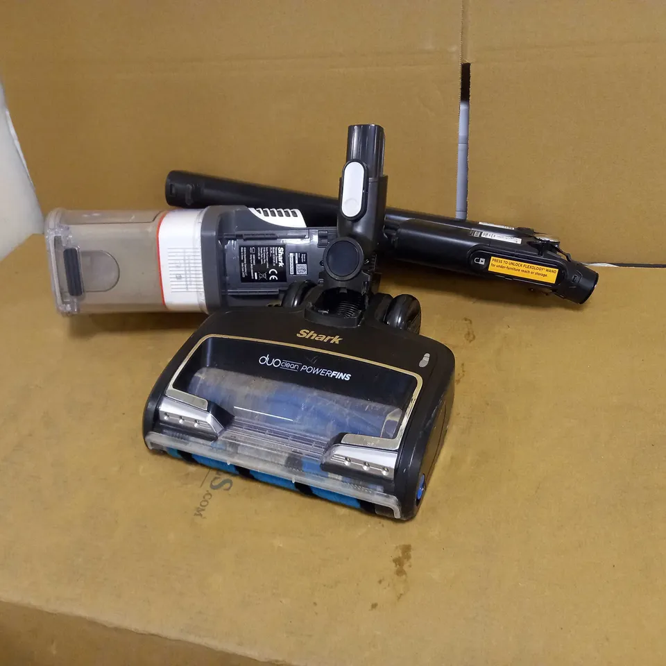 SHARK IZ320UK CORDLESS STICK VACUUM CLEANER 