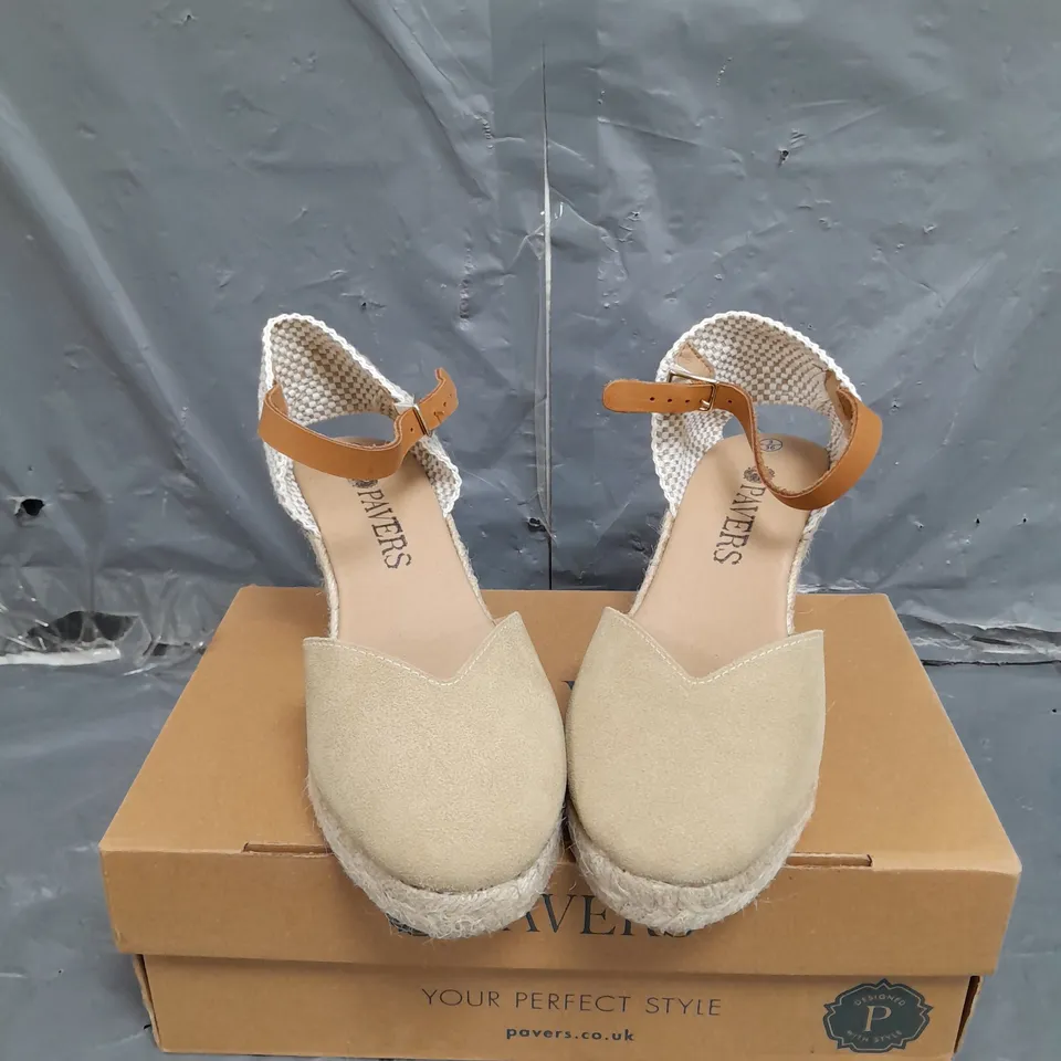 BOX OF PAVERS BEIGE SANDALS SIZE 36