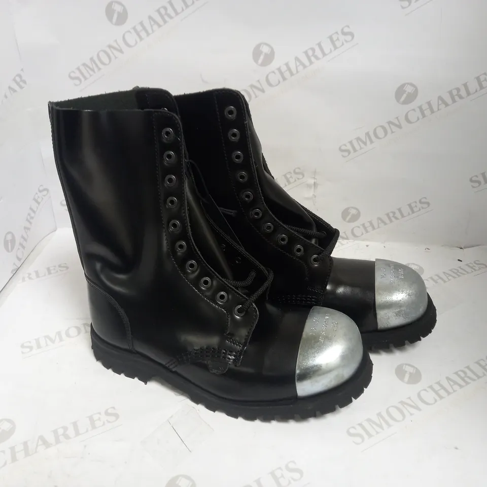 UNDERGROUND COMMANDO – 10 EYELET EXTERNAL STEEL CAP BOOT – BLACK LEATHER