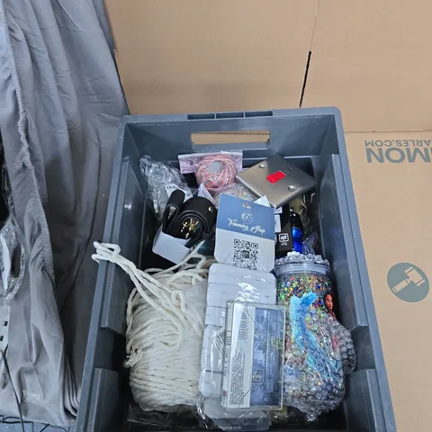 TOTE OF APPROXIMATELY 18 ASSORTED ITEMS TO INCLUDE: TUBE SQUEEZER 