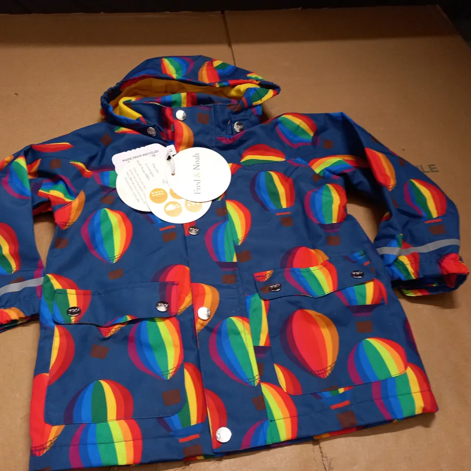 FRED & NOAH BALLOON THEMED KIDS WATERPROOF COAT - 5/6 YEARS