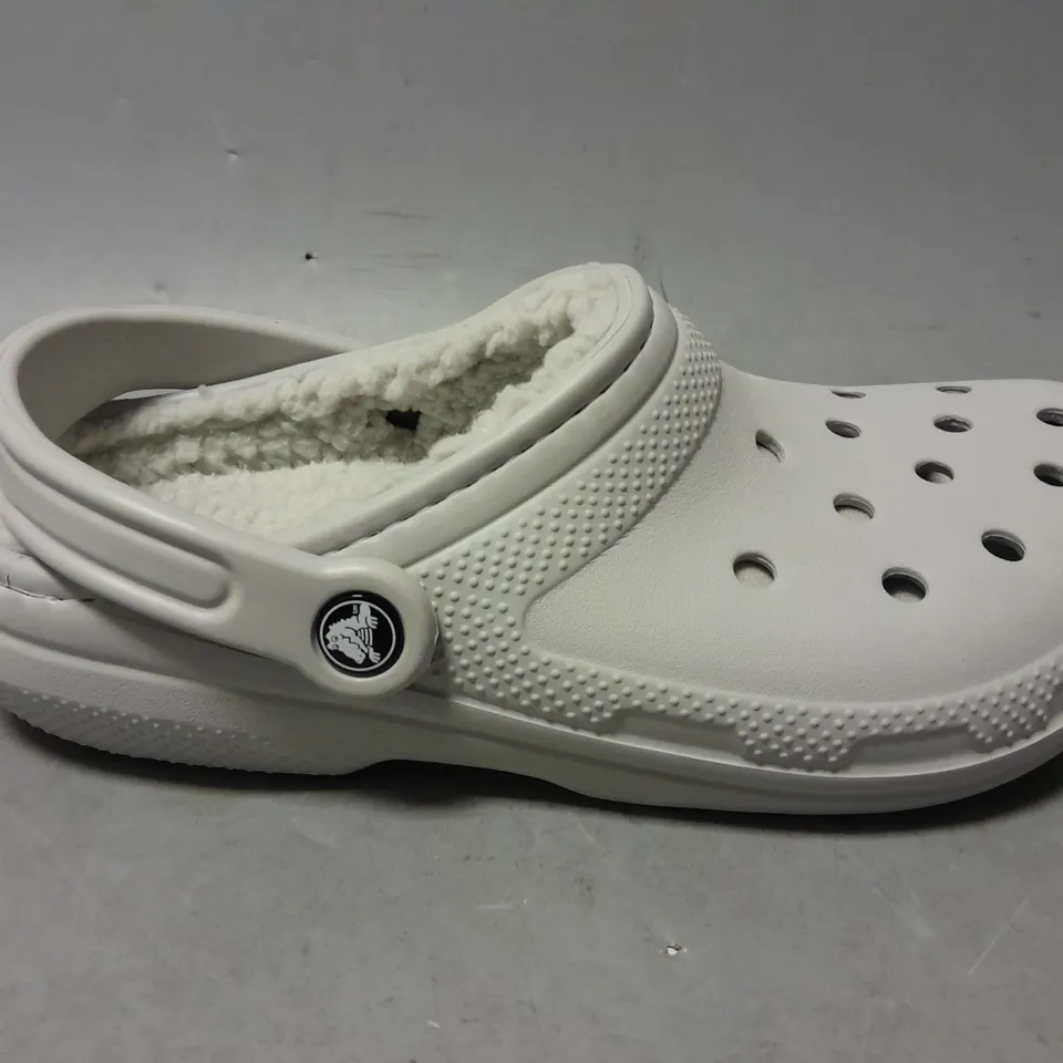 PAIR OF CROCS CLASSIC LINED CLOG IN GREY - M7/W9