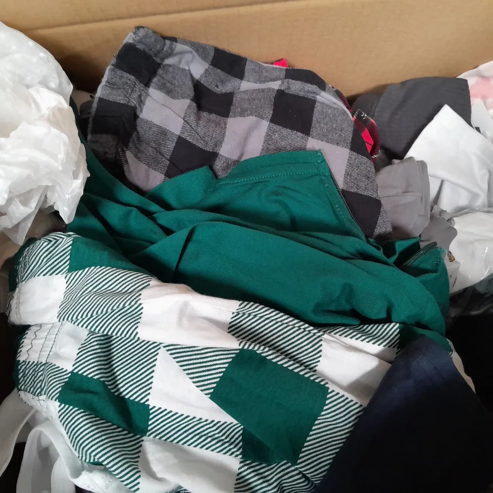 APPROXIMATELY 30 ASSORTED INFANT AND KIDS CLOTHING IN VARIOUS STYLES AND SIZES