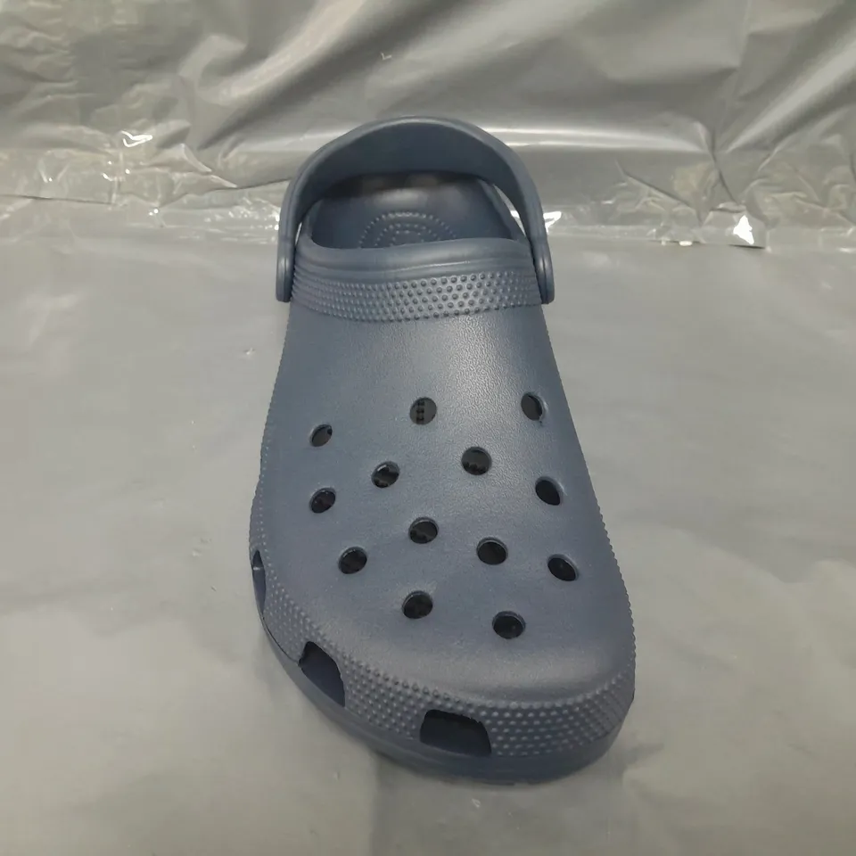 PAIR OF CROCS CLASSICS IN NAVY UK SIZE M9/W10