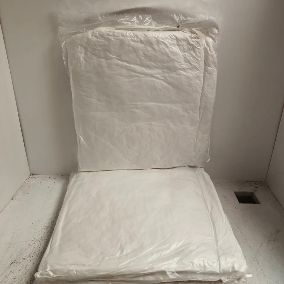 4 CUSHIONS IN WHITE
