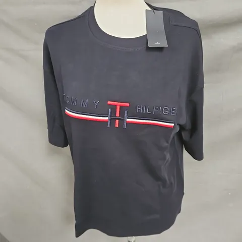 TOMMY HILFIGER LOGO TSHIRT IN BLACK SIZE M