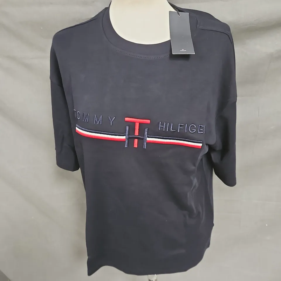 TOMMY HILFIGER LOGO TSHIRT IN BLACK SIZE M
