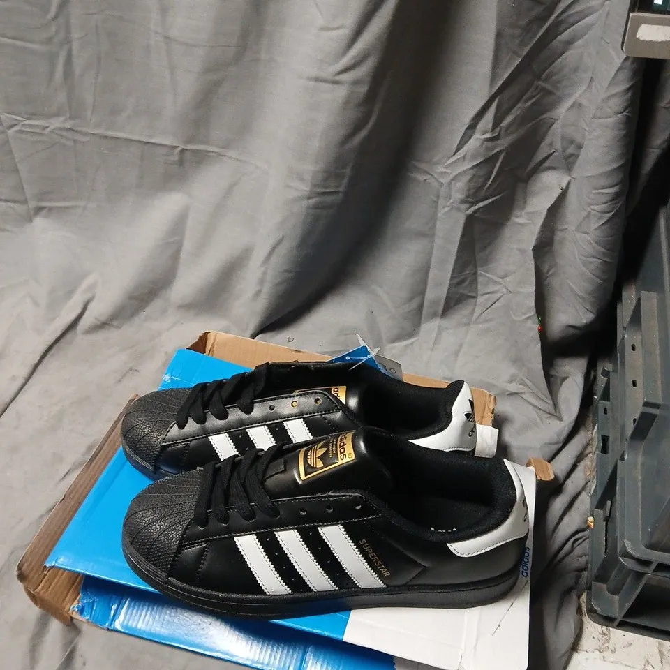 UK 9 ADIDAS SUPERSTAR TRAINERS – BLACK/WHITE