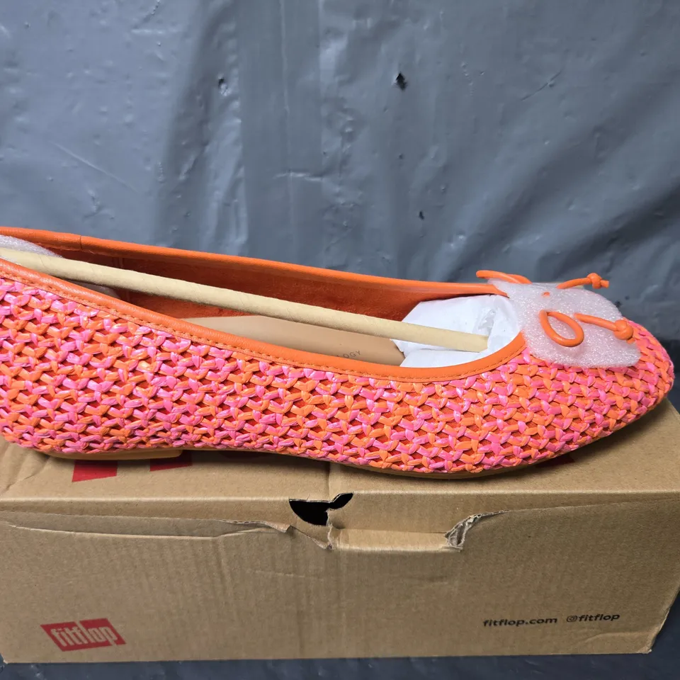 BOXED PAIR OF FITFLOP DELICATO BOWWOVEN BALLET FLATS IN SATSUMA/PINK - UK 6
