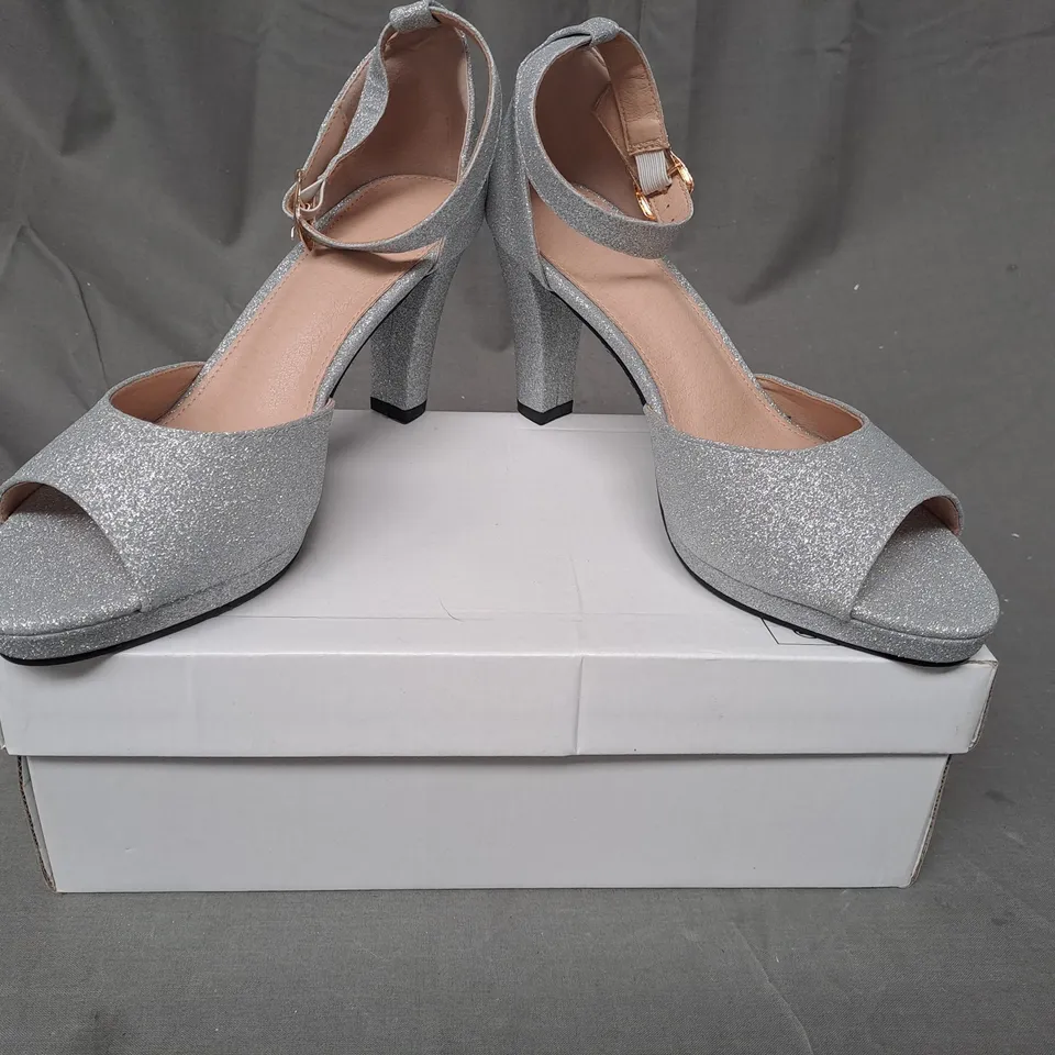 BOXED PAIR OF DESIGNER OPEN TOE HIGH BLOCK HEEL SANDALS IN METALLIC SILVER W. GLITTER EFFECT EU SIZE 39