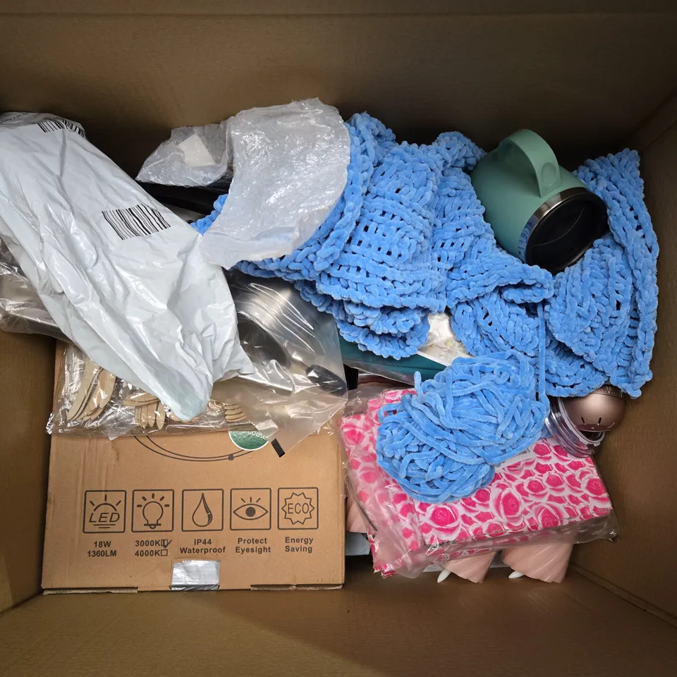 LARGE BOX OF APPROXIMATELY 8 ASSORTED HOUSEHOLD GOODS TO INCLUDE TEFAL HANDLE, FLUSH LIGHT, AND THERMOCAFE FLASK ETC. 