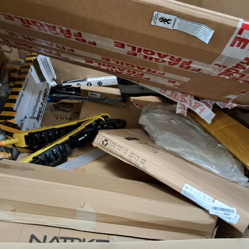 PALLET OF ASSORTED HOUSEHOLD ITEMS TO INCLUDE RETRACTABLE SAFETY GATE, FABRIC DRUM SHADE AND TOILET SEAT