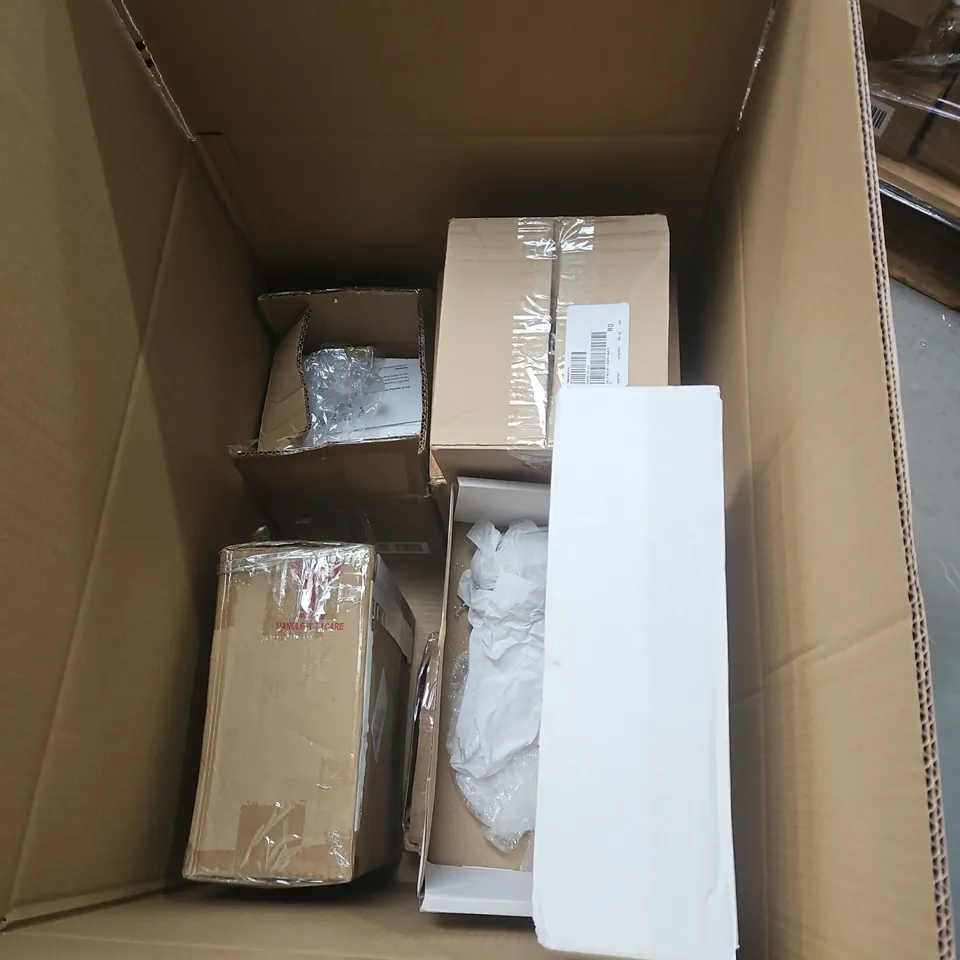 BOX OF APPROXIMATELY 8 ASSORTED HOUSEHOLD ITEMS INCLUDING SFIX LIGHT STRANDS AND FESTIVE REINDEER ORNAMENT