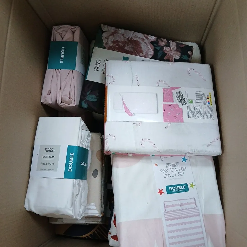 BOX OF APPROXIMATELY 10 ASSORTED BEDDING & SOFT FABRICS ITEMS TO INCLUDE - DUVET SETS - FITTED SHEETS - ETC