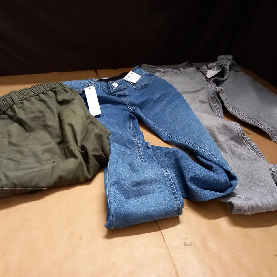 BOX OF APROXIMATELY 10 ASSORTED JEANS TO INCLUDE A PAIR OF DEMIN JEANS, A PAIR OF 3 QUARTER LENGH KAKHI TROUSERS AND A PAIR OF SLIM FIT JEANS