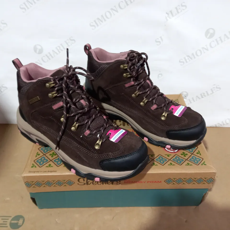 BOXED PAIR OF SKECHERS - SIZE 8