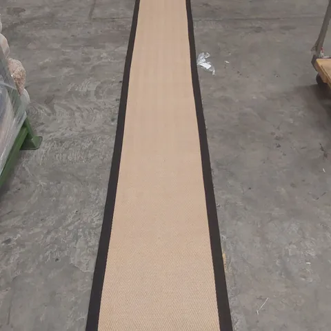 QUALITY DESIGNER AREA RUG - APPROXIMATELY 590 CM X 61 CM