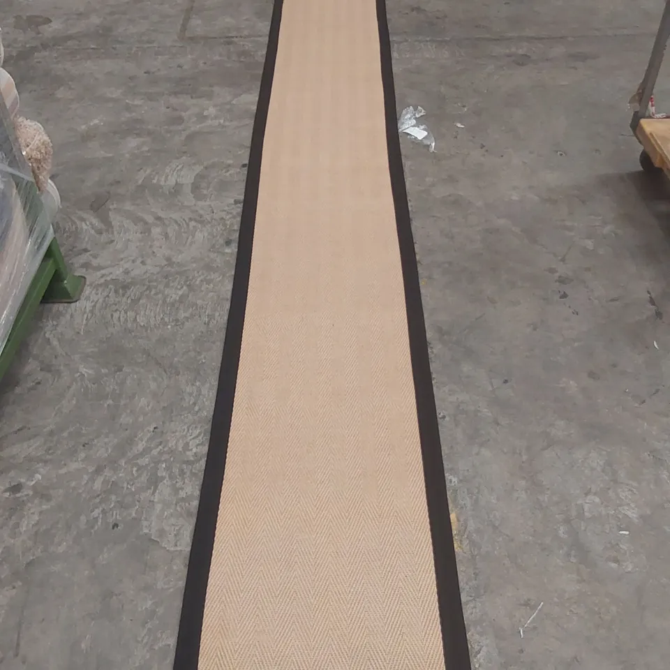QUALITY DESIGNER AREA RUG - APPROXIMATELY 590 CM X 61 CM