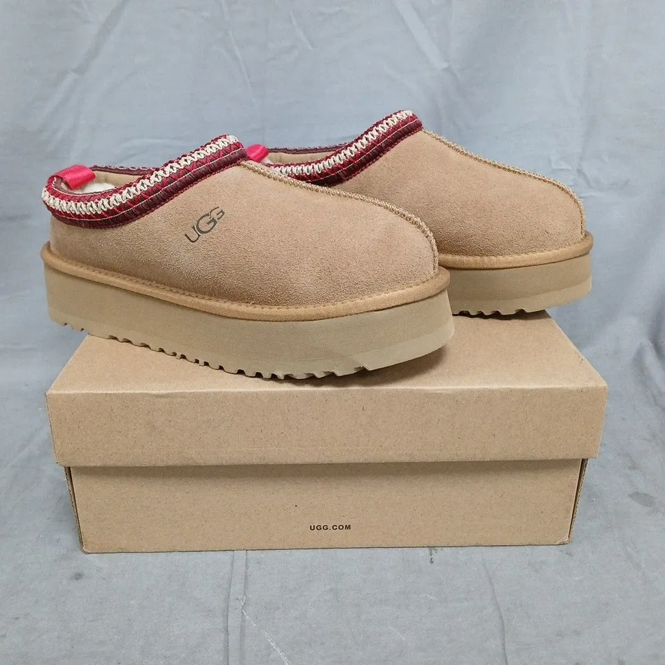 BOXED PAIR OF UGG WTAZZ SHOES IN CHESTNUT SIZE UK 5