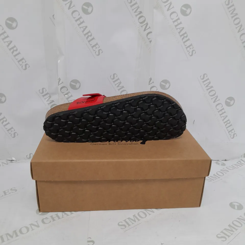 BONOVA RED SANDALS SIZE 7