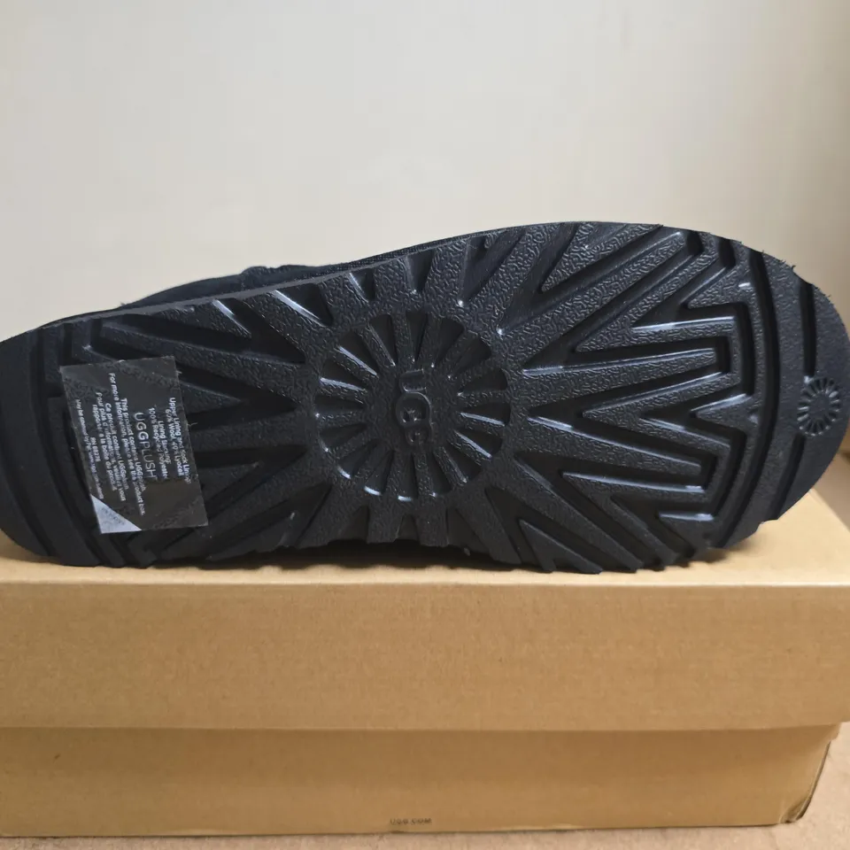 BOXED PAIR OF UGG WOMEN’S CLASSIC SLIPPER – BLACK, UK SIZE 7