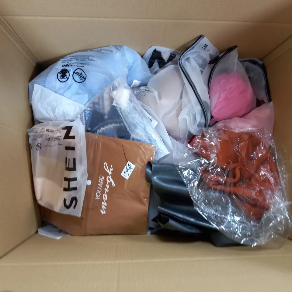 LARGE BOX OF ASSORTED CLOTHING ITEMS TO INCLUDE TOPS, DRESSES AND JUMPERS