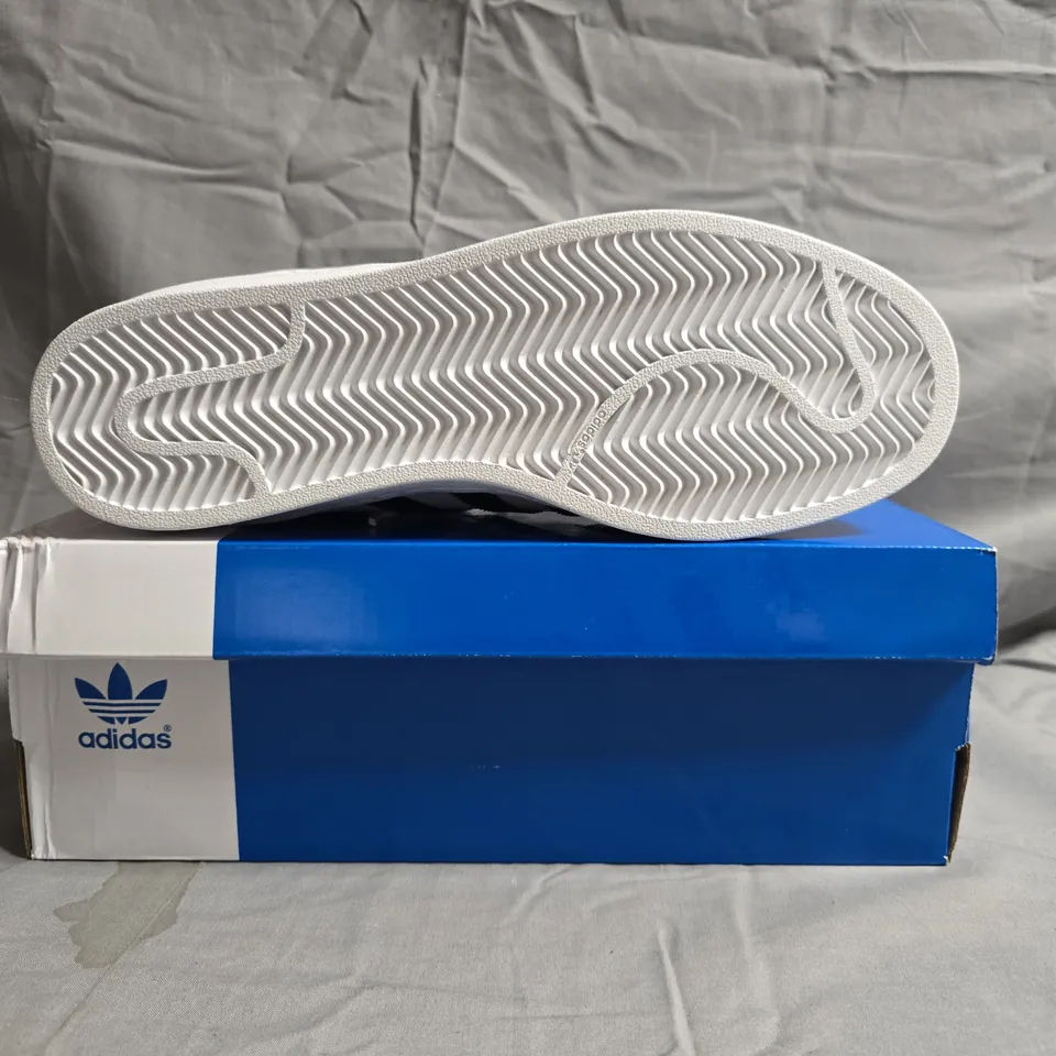 BOXED PAIR OF ADIDAS SUPERSTAR SHOES IN WHITE/BLACK SIZE UK 9