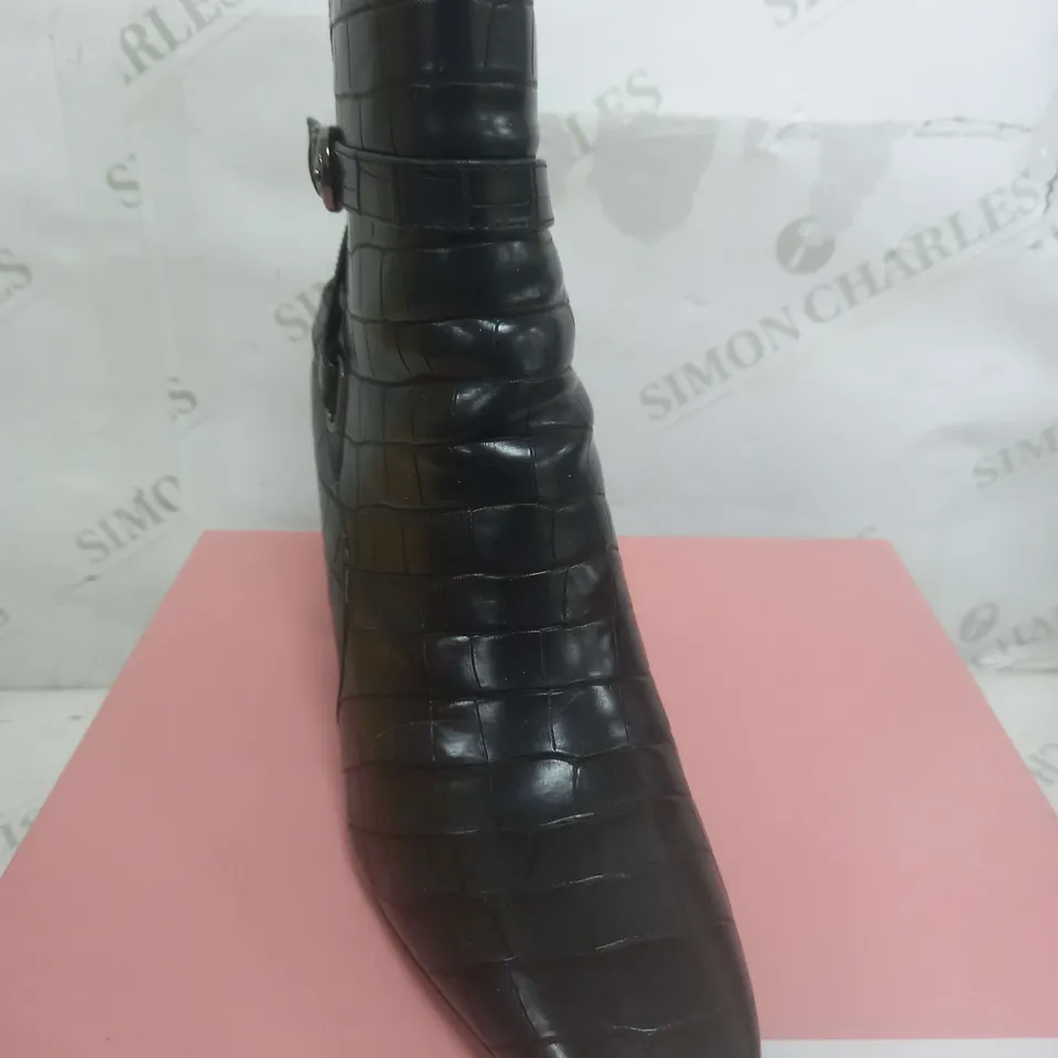 BOXED PAIR OF MODA IN PELLE ZIP BOOTS SIZE 7