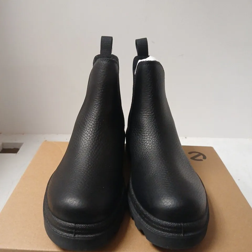 ECCO BLACK LEATHER CHELSEA BOOT WITH LUG SOLE - UK SIZE 8.5
