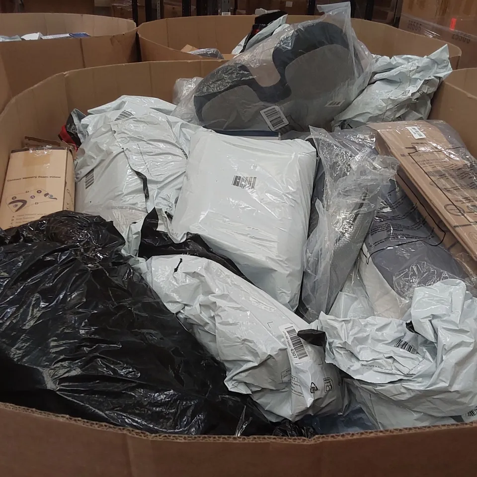 PALLET CONTAINING A VERY LARGE QUANTITY OF ASSORTED PILLOWS AND RELATED BEDDING/COMFORT PRODUCTS ECT