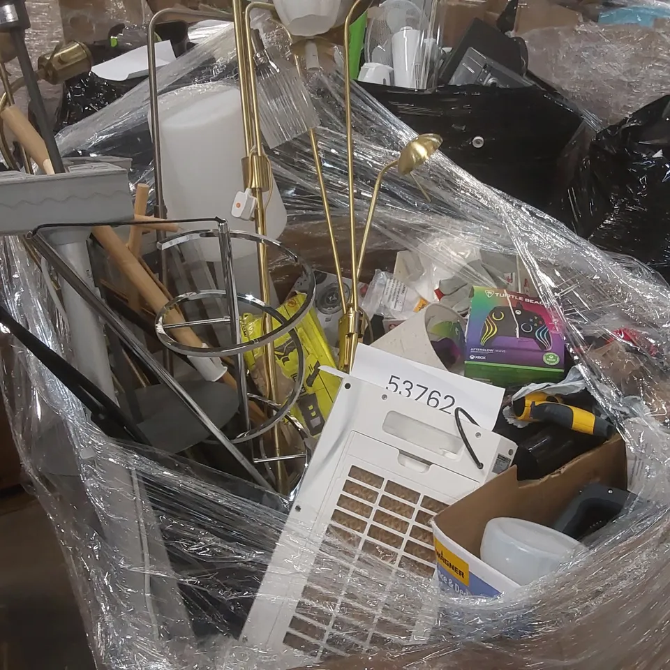 PALLET CONTAINING A VERY LARGE QUANTITY OF ASSORTED ITEMS INCLUDING: FLOOR LAMPS, STATUS 5L AIR COOLER, TURTLE BEACH XBOX CONTROLLER, RYOBI TOOL, WAGNER FENCE SPRAYER ECT