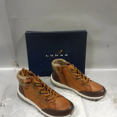 BOXED PAIR OF LUNAR DASHA BOOTS TAUPE UK 7