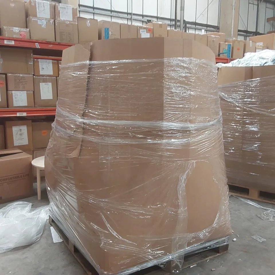 PALLET CONTAINING APPROXIMATELY 500x BRAND NEW ASSORTED DESIGNER CLOTHING ITEMS