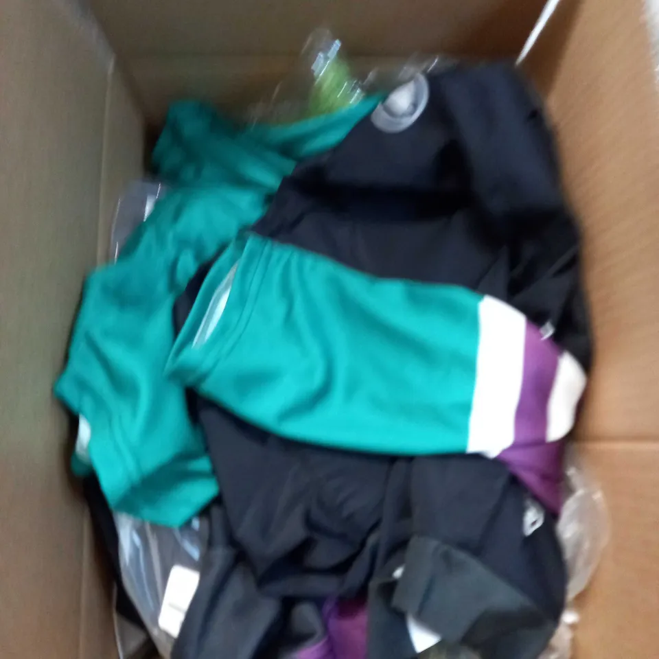 LOT OF ASSORTED CLOTHING AND ACCESSORIES TO INCLUDE; T-SHIRTS, JUMPERS ETC