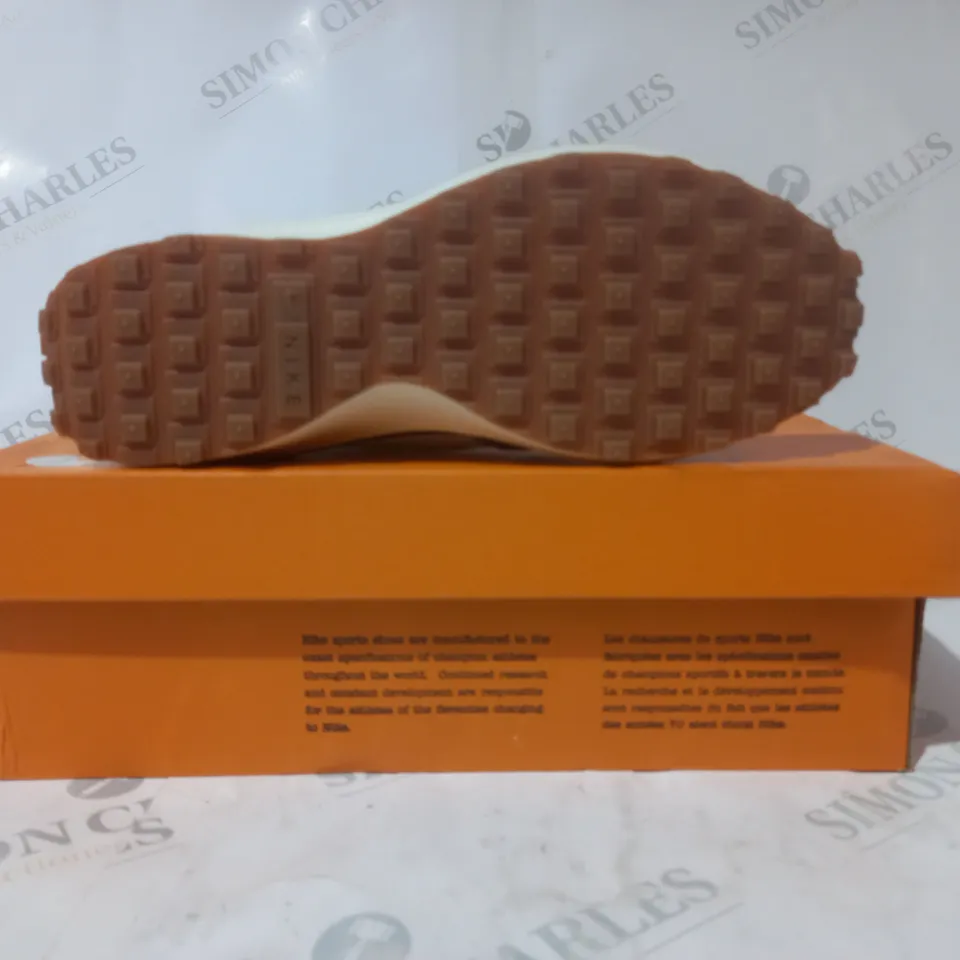 BOXED PAIR OF NIKE WAFFLE DEBUT TRAINERS IN PLUM/OFF WHITE UK SIZE 6.5